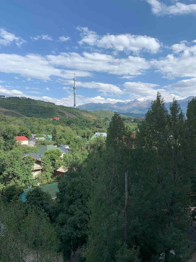Роскошные Апартаменты На Набережной Almaty Esterno foto